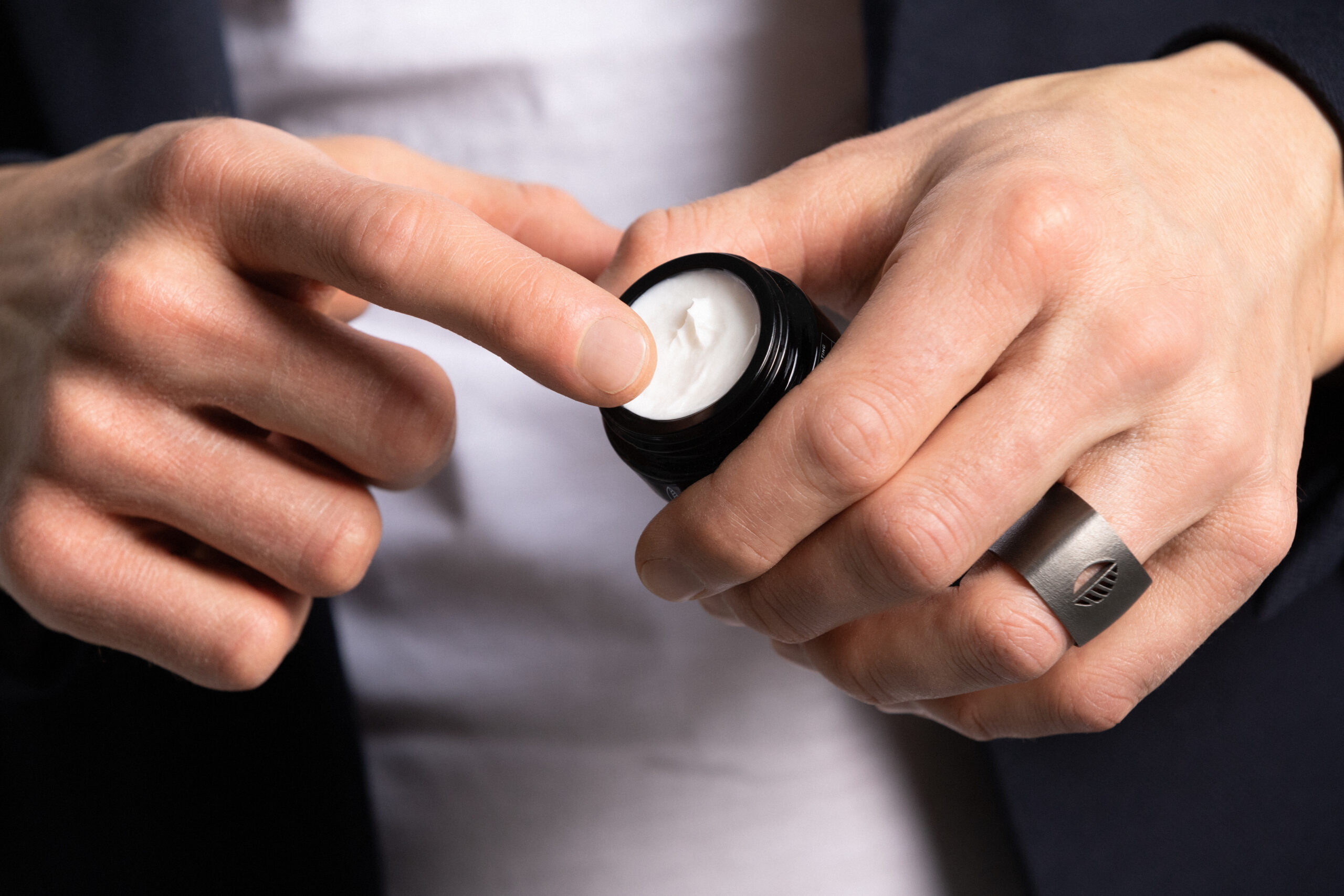 CRYO REJUVENATING EYE CREAM - Image 2